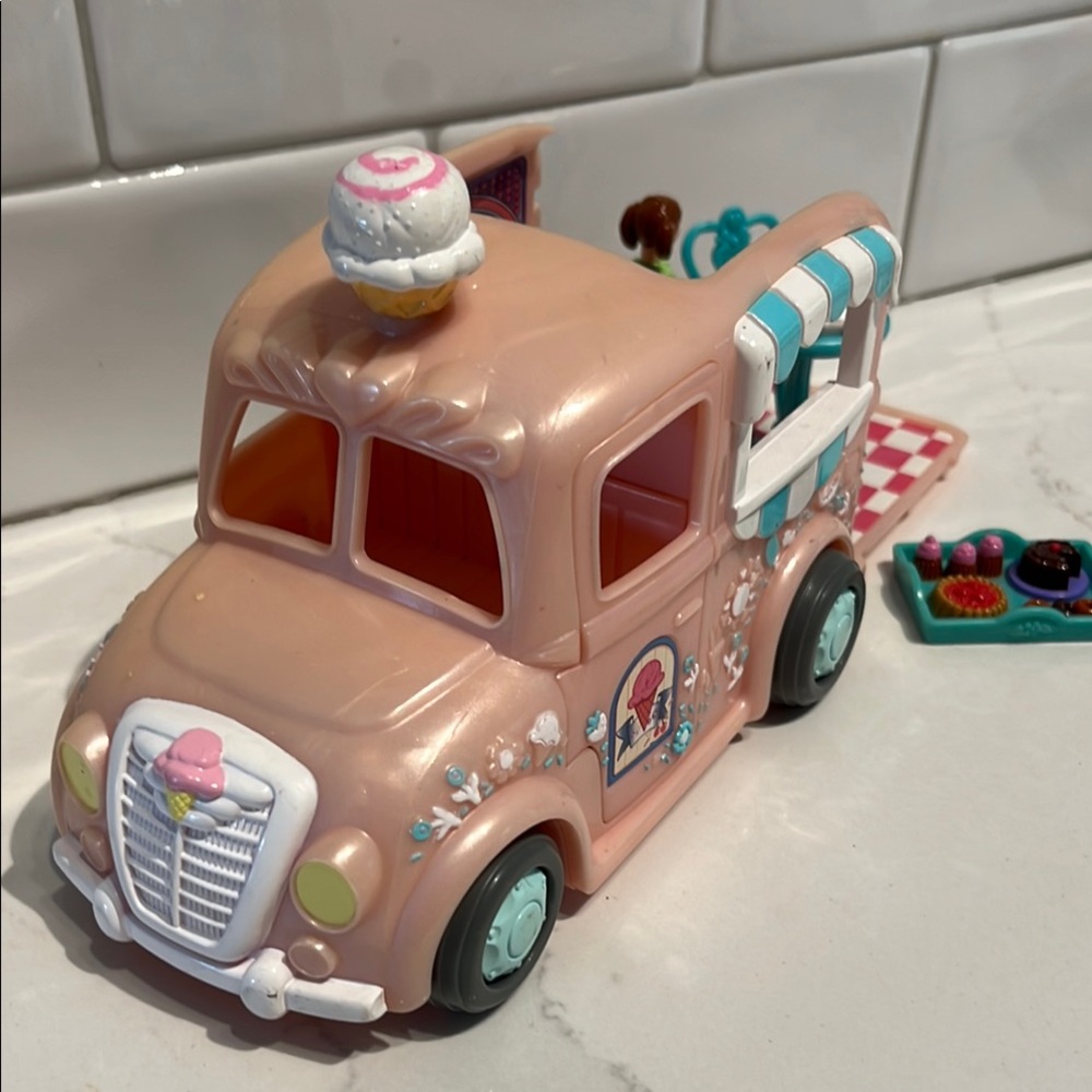 COPY - Fisher Price Sweet Streets - Ice Cream Truck, Carousel, Horse and Carria… - Picture 4 of 8